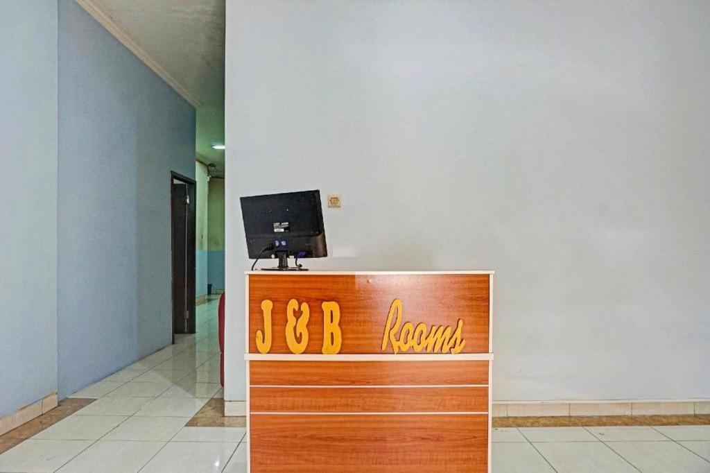 Super Oyo 91535 J&b Tomang Hotel