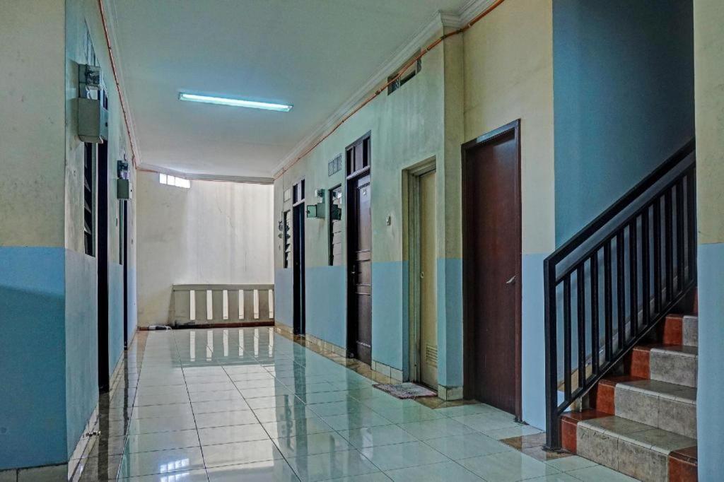Super Oyo 91535 J&b Tomang Hotel 2*
